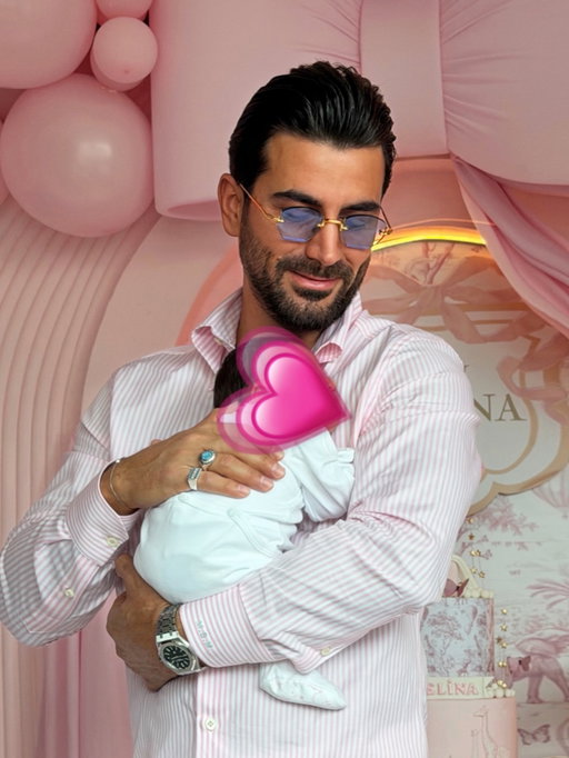 43. 🎂 yaşımda aldığım en kıymetli hediye sensin Melina 🩷 
Senin kokunla değişti zaman, senin gelişinle tamamlandı eksik kalan tüm cümlelerimiz. 

14 yıl önce birbirimize “bir ömür” dedik… 
Bugün dönüp baktığımda, geçen zamanın sevgimizi eksiltmediğini; aksine daha da büyüttüğünü görüyorum.

Birlikte büyüdük, birlikte olgunlaştık, hayatın her halini el ele yaşadık. 
Ve şimdi… 
O sevginin en güzel mucizesini kollarımızda tutuyoruz.

Canım eşim Buğse… 
Sen yıllardır hayatıma huzur, aşk ve anlam kattın. 
Şimdi ise bana dünyanın en güzel duygusunu yaşattın: babalığı…

Bugün sadece bir yaş daha almadım… 
Bugün, aşkımızın en güzel haline baktım.

İyi ki sen @bugsekam 
İyi ki biz… 
İyi ki ailemiz.