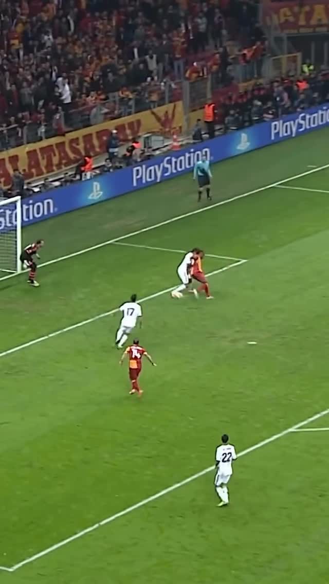 3 beautiful goals vs Real Madrid 🥶

These Sneijder and Drogba shirts have just hit the site 👀

Video via @championsleague
