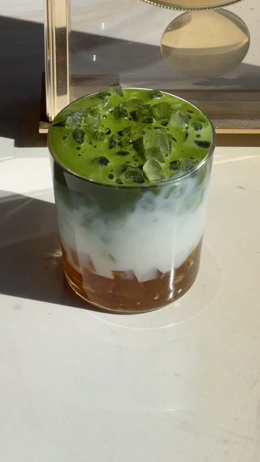 matcha latte + jasmine tea jelly 🌿🍮

recipe:
〰️1/4cup jasmine tea jelly 
〰️1-2tsp agave
〰️ice
〰️1/2cup milk
〰️2tsp matcha latte + 50ml hot water 

#matcha #homecafe #matchalatte #matcharecipe