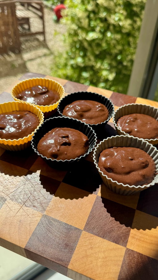 5 ingrédients : sans farine, sans sucre, sans beurre 🤤🤤🤤 

Pour 6 brownie 
- 2 bananes mûres 
- 2 œufs 
- 30 à 40gr de cacao en poudre ( de préférence non sucré ) 
- 1 sachet de levure chimique 
- 50gr de pépites de chocolat 🍫 

Cuisson au four : 15min à 180 
Cuisson airfryer : 8-10min à 170 

#brownie #recettebanane #recettebrownie