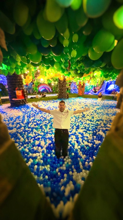 🎈Hoy te traigo el nuevo planazo inmersivo de globos gigantes que acaba de llegar a Barcelona 🤯

😳 Aquí te adentras en un mundo lleno de esculturas gigantes, salas inmersivas y exposiciones interactivas donde los globos literalmente cobran vida

✨ Más de 600.000 globos repartidos por diferentes escenarios increíbles

🌈 Espacios gigantes donde la imaginación no tiene límites

📸 Un montón de salas súper visuales perfectas para hacer fotos y vídeos brutales

🥹 Sinceramente me ha parecido un planazo para venir con amigos, en pareja o incluso en familia

💸 Y además si utilizas mi código ELVIAJEDEIVAN10 tendrás un 10% de descuento

🔗 https://glnk.io/73qy1/feverxelviajedeivan830

📍 Todo esto lo encontrarás en Balloon Story Barcelona, en Espacio Inmersa

💬 ¿Y tú, a quién te vas a traer? 👇

#Barcelona #Planazos #BalloonStory #ExperienciaInmersiva #ElViajeDeIvan