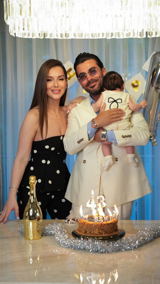 43. 🎂 yaşımda aldığım en kıymetli hediye sensin Melina 🩷 
Senin kokunla değişti zaman, senin gelişinle tamamlandı eksik kalan tüm cümlelerimiz. 

14 yıl önce birbirimize “bir ömür” dedik… 
Bugün dönüp baktığımda, geçen zamanın sevgimizi eksiltmediğini; aksine daha da büyüttüğünü görüyorum.

Birlikte büyüdük, birlikte olgunlaştık, hayatın her halini el ele yaşadık. 
Ve şimdi… 
O sevginin en güzel mucizesini kollarımızda tutuyoruz.

Canım eşim Buğse… 
Sen yıllardır hayatıma huzur, aşk ve anlam kattın. 
Şimdi ise bana dünyanın en güzel duygusunu yaşattın: babalığı…

Bugün sadece bir yaş daha almadım… 
Bugün, aşkımızın en güzel haline baktım.

İyi ki sen @bugsekam 
İyi ki biz… 
İyi ki ailemiz.