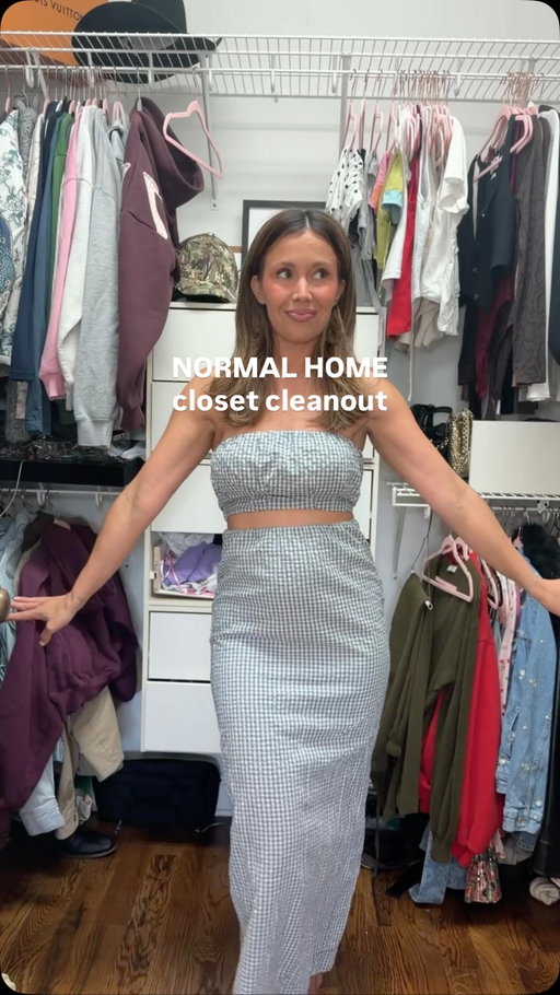it’s totally normal to have a lived in closet & sell your clothes using @vinted ! Vinted doesn’t have any seller fees, anyone can use them and there are so many categories beyond clothing! download it today and begin selling 🩷💅🏼#vintedpartner #normalhome