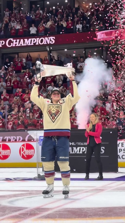 Marie-Philip Poulin et la Victoire de Montréal soulèvent la Coupe Walter pour la première fois 🙌

Marie-Philip Poulin and Montréal Victoire hoist the Walter Cup for the very first time!