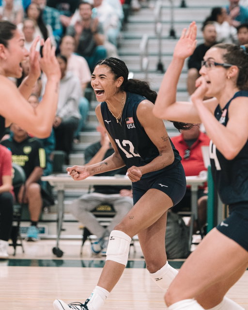 Repping the red & blue at home 🇺🇸

#USAVWNT