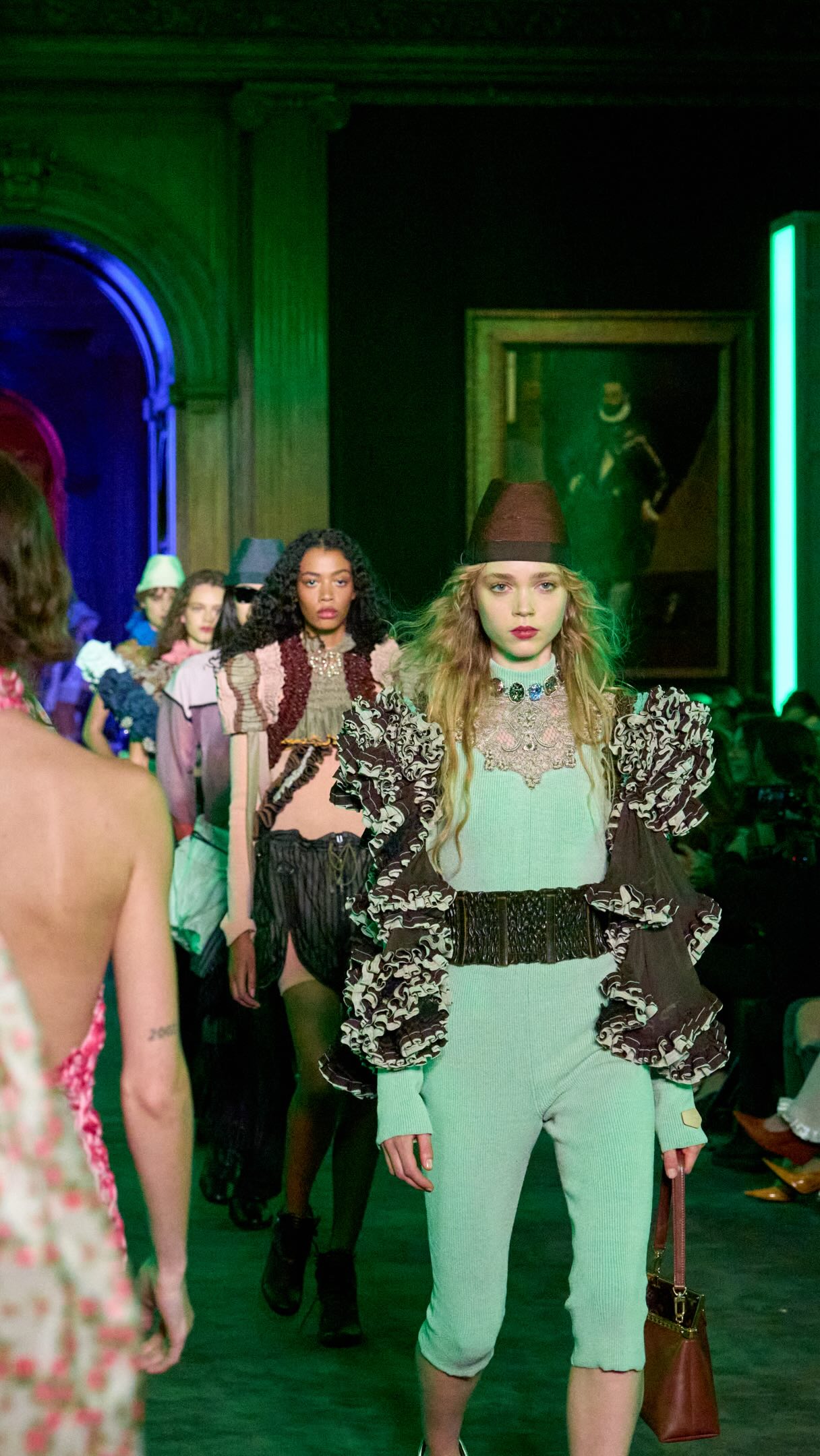 Cruise 2027 Show. Dynamic, liberated, and energetic, @nicolasghesquiere’s collection interweaves facets of the American woman’s wardrobe with nuances of European cultural tradition — celebrating an amalgam of dualities simultaneously. Watch the full show via link in bio.

#LVCruise27 #NicolasGhesquiere #LouisVuitton