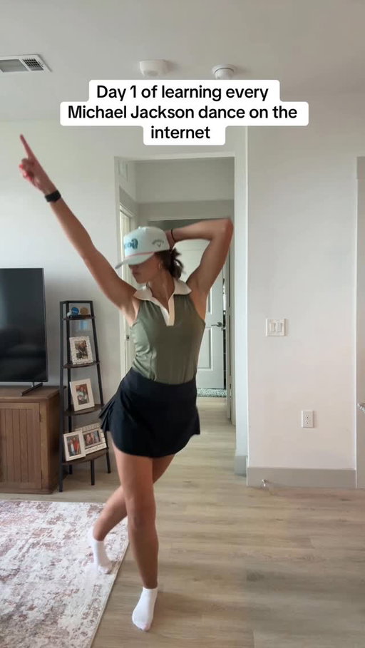 Can you guys guess what movie I saw recently? 🕺🎥📀
•
•
•
#dance #michaeljackson #michael #golf #goodgood