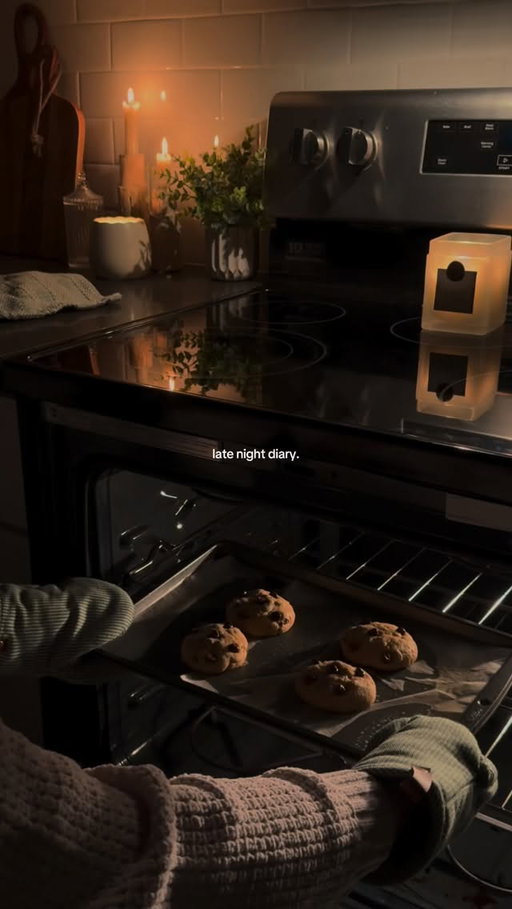 your reminder to slow down and do things that you enjoy 🍪🌛💤

#cozy#baking#cookies#twilight#cozygirl#moodyvibes#cozynight#nightroutine#girltherapy#slownights