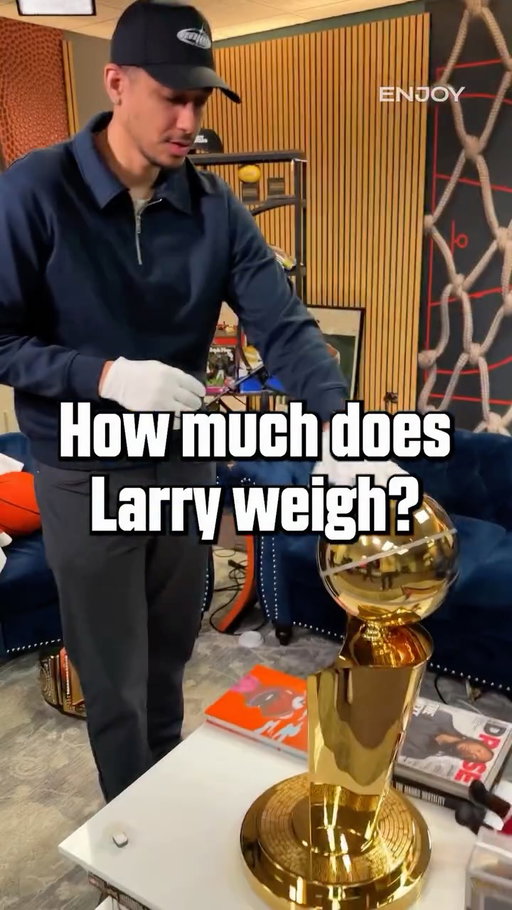 How much does THE Larry O’Brien Trophy weigh? 🤔 @nbafinalstrophy @notbpod 

#nba #nbafinals #nbaplayoffs