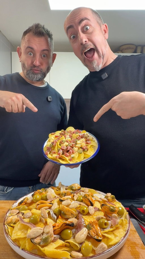 Aperitivos para el finde!😋 Parte 2

vas a alucinar con estos dos aperitivos para el fin de semana, el primero con una base de queso y encurtidos con patatas fritas

El segundo aperitivo unos macarrones, anchoas, mejillones y unos aceitunas sobre unas patatas Chips

dinos con cuál te quedarías para hacer este finde

#recetasrapidas #cocinafacil #aperitivos #