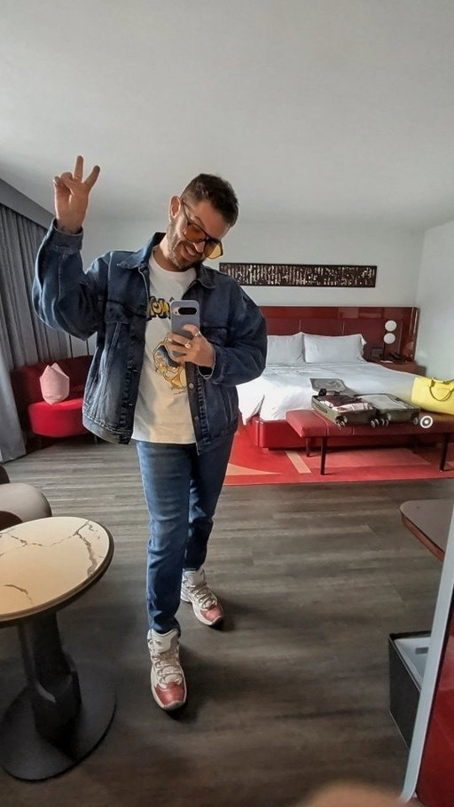 ICYMI, I recently shared some photos from a staycation I enjoyed at @reverytoronto, and how much it helped me rest and reset amid the craziness of life 🫶🏻

Not only is #ReveryToronto the home of the stunning @deauvilleclubto, but the hotel itself has a sexy sophistication and decor that meet you the moment you walk through the entrance. The rooms are elegant and spacious, and the crimson / maroon design elements that follow you throughout the property are stunning.

As many of you may know, I'm a sucker for a lobby bar when it's done right. Did you know that both guests of the hotel and cocktail lovers in the city alike can come into Muse Lobby Bar to enjoy a premium Whiskey tasting experience for under $40? That price point is unheard of and I got to learn SO much about @suntoryglobalspirits & @suntoryglobal 🥃

They also have a small menu and delicious cocktails to match the romantic red vibes. This hot spot should ABSOLUTELY be on your radar for after work drinks, or a romantic date night if you haven't been yet ❤️

#DanielReyesCocka #Suntory #Toronto #Hotel SPONSORED
