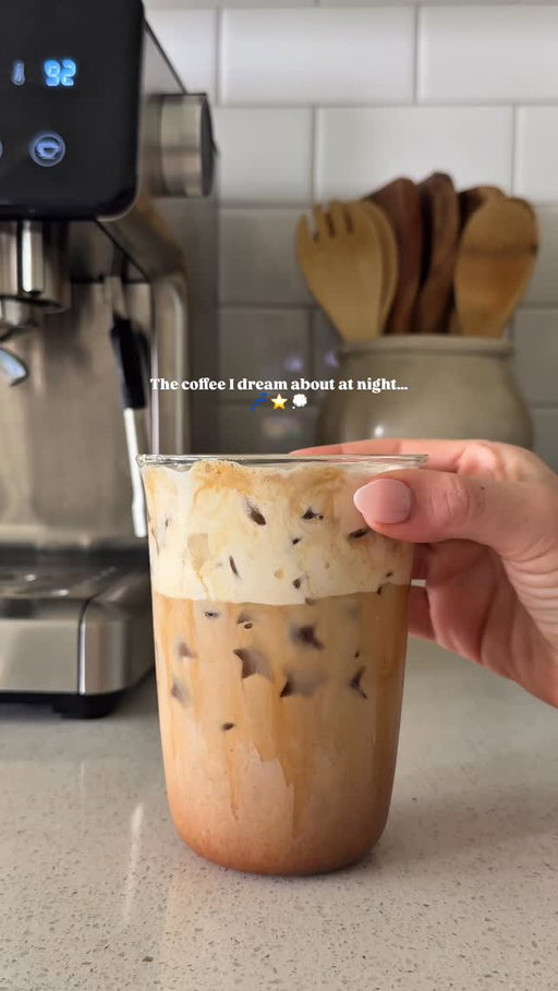 White chocolate mocha + brown sugar = heavennnn 🫶🏼🤎 

#coffeerecipe #coffeeathome #espresso #icedcoffee #coffeelover