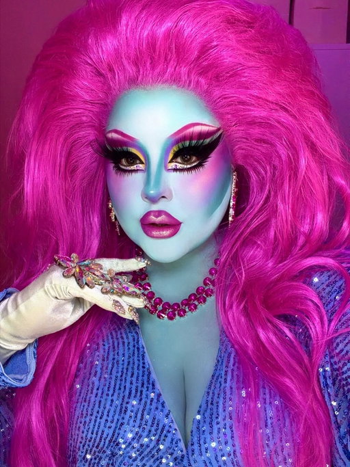Your under the sea 1980s diva 🐬💜💞✨
@wigsbytips Wig 
@pinkyparadisedotcom Eclipse green lenses ✨
@mehronmakeup Skin Prep Pro, Clown White Lite ✨ 
Athena body paint palette 
@onesize Secure the Blur and Turn Up the Base stage white powder ✨
@rcma No Color Powder
@trixiecosmetics Play pigment in player one✨
@blendbunnycosmetics Ellis palette for eyes, lip topper shimmer, and contour ✨
@colourpopcosmetics Lippie Liner in I Heart This ✨
@ingot 77 Gel Liner
@revlon Limitless Matte Liquid Lipstick in Icon Era 
@essence_cosmetics Black Liquid Liner 
Top lashes are @eldorafalseeyelashes over and randoms from the hair shop underneath
Bottom lashes are monda studio 607 lashes 
✨=gifted
#dragqueen #dragqueensofinstagram #dragqueenmakeup #makeup #beauty