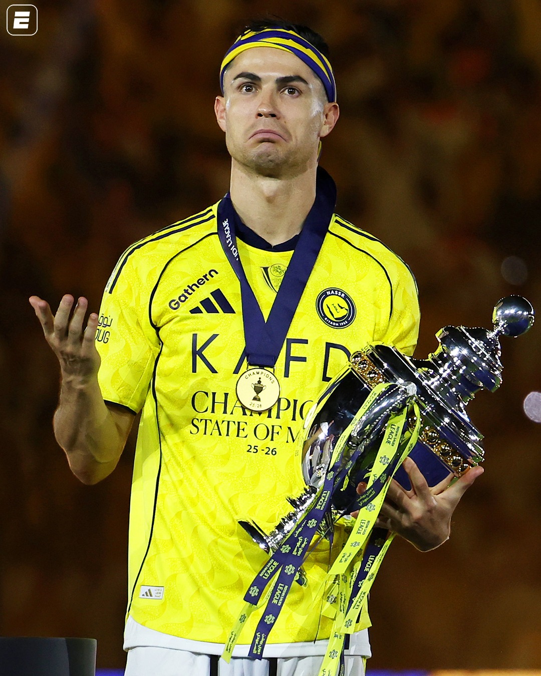 É CAMPEÃAAAO! 🏆🇵🇹 Veja as imagens do Cristiano Ronaldo carregando a taça do campeonato saudita, conquistado nesta quinta-feira, pela primeira vez, com o Al Nassr! 

#FutebolNaESPN #CristianoRonaldo #AlNassr