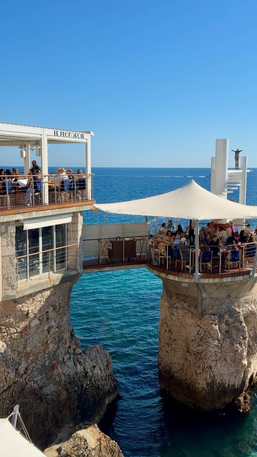 I’m SO sorry to say this restaurant was worth all of the social media hype 😭

We booked reservations weeks out at @leplongeoir and were very surprised! The view is 1000/10, the food was great, and the service was amazing! The blankets were a great touch when it gets windy by the water 🤍

During peak season I’d highly recommend a resy! We went early at 4:30pm and it was still magical 🫶🏻

#leplongeoirrestaurant #leplongeoirnice #nicefrance #southoffrance #nicefrancerestaurants