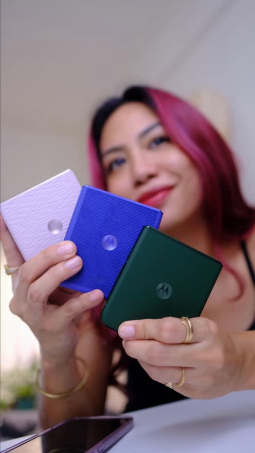 ahhhhhh! These new moto razrs are so good! We get 3 new models in 2026: The moto razrs ultra, moto razr +, & the moto razr. No pink moto razr ultra this yr but we get this luxurious alcantara.

More on these soon!! #isadoestech