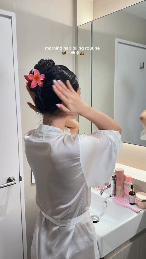 We love a good morning hair oiling routine 🧸✨☁️🪞🧺 especially when I work from home. I pop this on and then wash my hair in the evening. And my hair is silky soft and smells good literally for the next 2 days. Its crazy. 

I love @fableandmane scalp oil (which also smells amazing) from @amazonaustralia because I don’t think it’s available here. 
Then I do @kerastase_official gloss absolu hair mask mixed with @jnj baby oil. Works like a charm hehe. 

I’ve been trying to hair oil at least once a week and I’m really enjoying it and seeing the results. 

#hairoiling #hairoilingday #hairoilingroutine #hairoilsforgrowth hair oiling routine hair oil products kerastase baby oil fable and mane hair products haircare haircare oils prewash hair wash day
