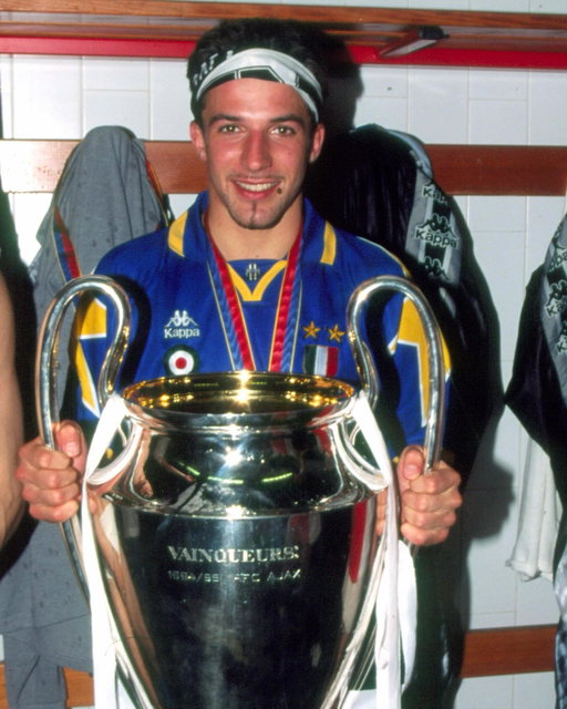 Ci sono notti che porterò dentro per sempre. 🏆✨ Roma, 1996, esattamente 30 anni fa... @ChampionsLeague con la @Juventus… emozioni impossibili da spiegare, vissute insieme a un gruppo straordinario. 🤍🖤