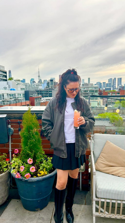 For your next girls’ night out, head over to the East End’s coolest spot; the Rooftop at @broadviewhotel. With stunning views of the Toronto skyline, an extremely chic outdoor space, and delicious Asian-inspired bites, I promise you the vibes are high and you’ll have the best time!

You can make a reso on @opentableca, and also they have a Happy Hour Monday to Friday from 3:30-5:30 pm. Starting June 14th, they’re launching “Sounds like Sunday,” with an outdoor DJ from 2-6 pm in partnership with @asahisuperdry_ca, which is sure to be a paaaaarty! 🥳 

Happy Patio SZN Besties!

#torontopatios #torontosummer #torontorestaurants #torontohotel #summer2026
Broadview Hotel, rooftop patio, Toronto patio, east end, Toronto restaurants, Toronto hotel, Asian inspired food, girls’ night out Toronto, best of Toronto, summer 2026, views of Toronto, Toronto skyline, views from the 6ix