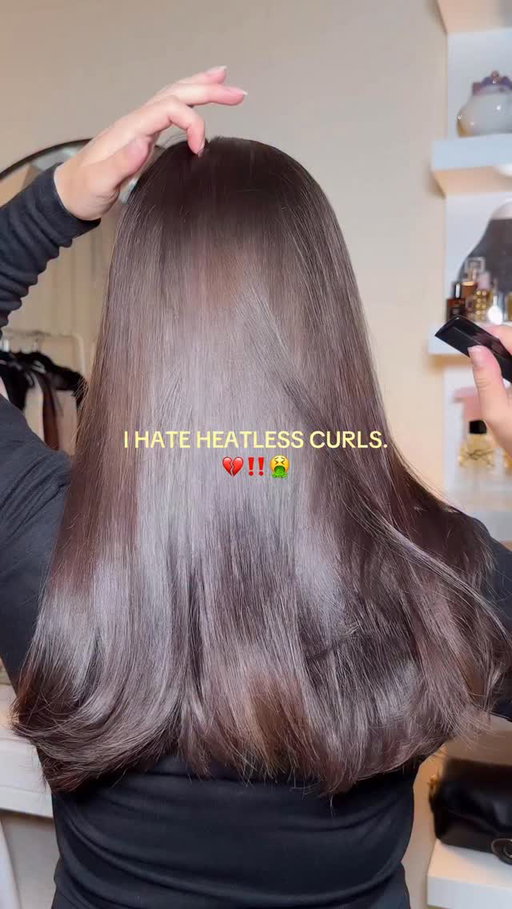 i may have been doing heatless curls wrong this entire time. inspired by eternal muse’s method where you wrap each section fully before adding the next piece. part 2 is the reveal.

#haircare #heatlesscurls #heatlesshair #hairtutorial #hairhack