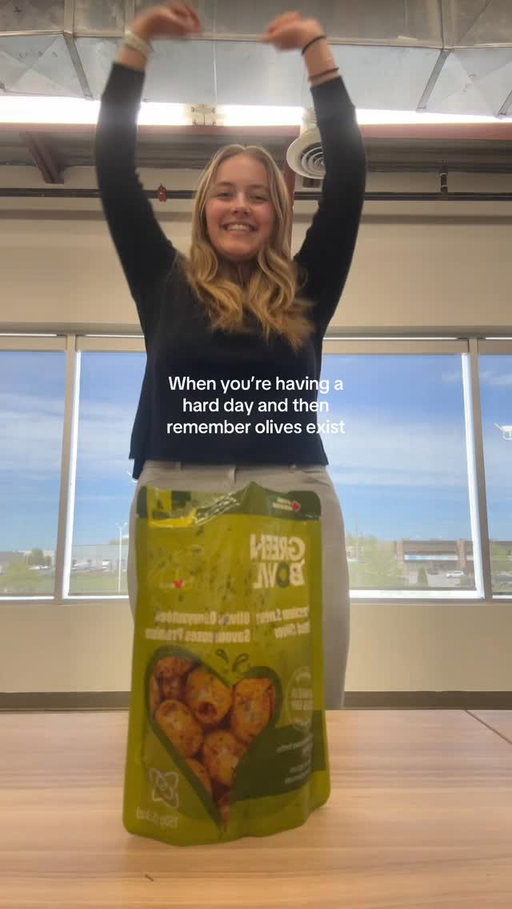 Go get your olives and make your day better 🤭

@greenbowlfoods 

#olive #eatingolives #fyp #greenbowlfoods #greenbowlolives