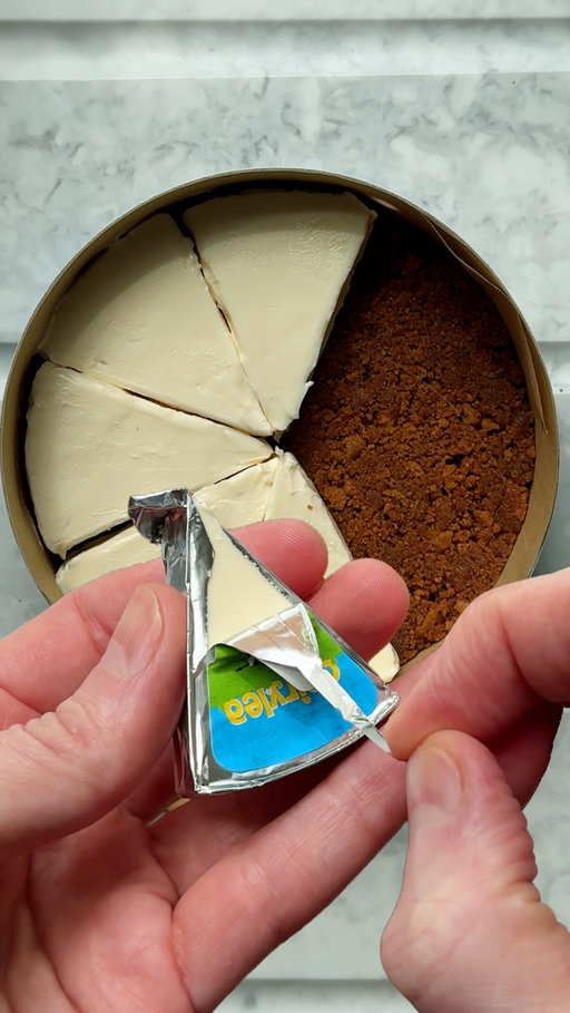 Cheesecake… but it’s portable!? 👀

@chrisdanielcahill just turned Dairylea cheese slices into bite sized cheesecakes. This is the kind of snack innovation we live for. Creamy, sweet, ridiculously easy to make, and topped with whatever you’re craving.

This might be the smartest thing to happen since sliced cheese😉Save for when you want something a little easy.