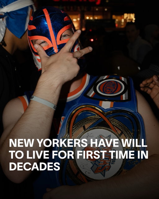 The Knicks are on a 9-game playoff winning streak — the first time in franchise history. We were outside Madison Square Garden to watch it happen as fans took over 7th Ave to celebrate.

📸: @juliabergerpics
