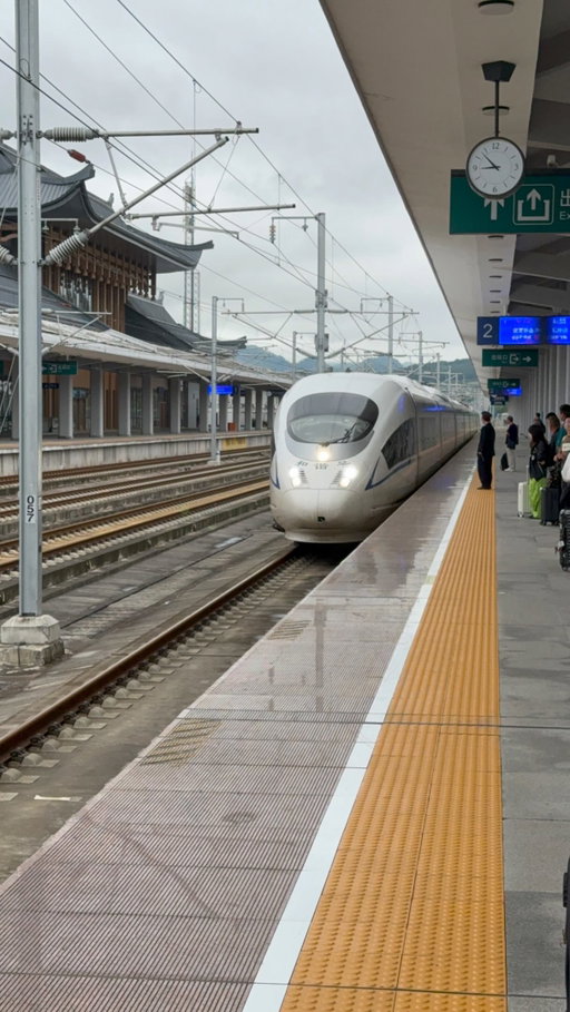 En China los trenes bala están en otro nivel 😳🇨🇳

Mientras vas viajando a más de 300 km/h puedes pedir comida desde el asiento… pero no cualquier comida 👀
McDonald’s, KFC y otras cadenas rápidas te la llevan DIRECTO hasta tu puesto dentro del tren 🤯🍔🍟

Literalmente el futuro 🚄✨

Y toda esta aventura por China la estoy viviendo gracias a mis amigos de @flytravelgoo , que hicieron posible traerme a conocer este increíble país y su cultura 

#china🇨🇳 #china #trenbala #chinatown