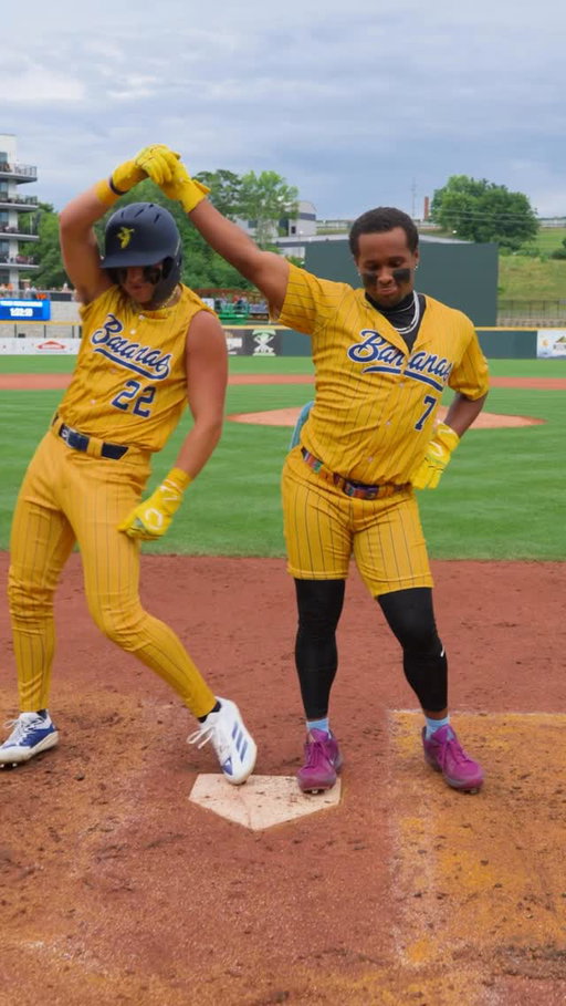 Serving face and moves🙂‍↕️

#savannahbananas #bananaball #tiktoktrend #funny #teammates