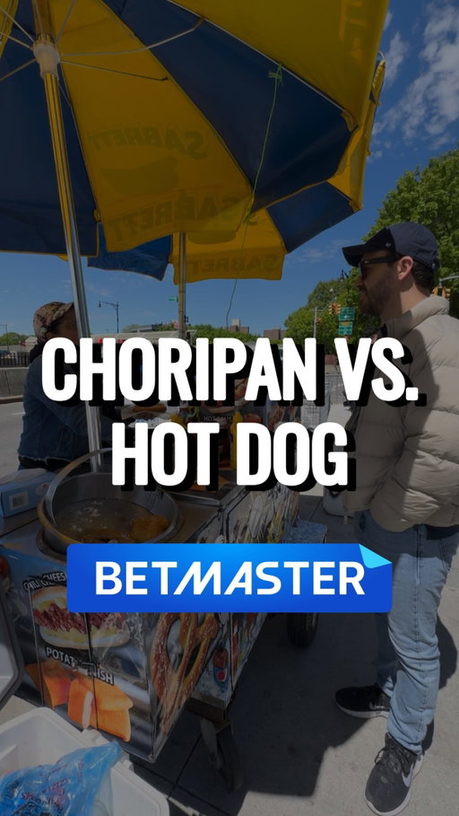 ¿Qué es mejor antes de entrar a un estadio: hot dog afuera del Yankee Stadium o choripán afuera de La Bombonera? 👀🌭🔥

El hot dog me costó 4 dólares en Nueva York.
El choripán me costó 12,000 pesos argentinos en Buenos Aires.

Uno es práctico, barato y muy de película americana.
El otro es humo, fernet, chimichurri, salsa criolla y ambiente de fútbol argentino antes de entrar al estadio.

Y si tú también quieres vivir los partidos con más emoción, regístrate en @betmaster.mx desde el link de mi biografía.

¿Con cuál te quedas?

#Betmaster