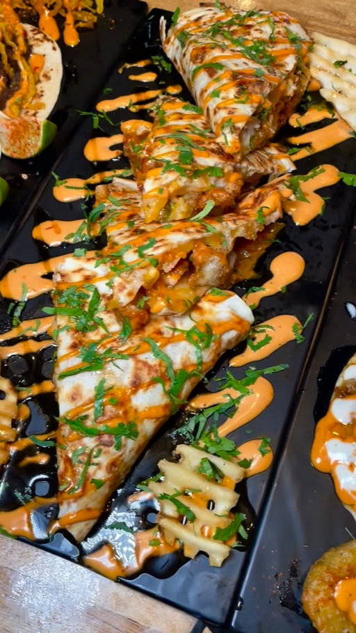 Hey Cousins! 

Whatcha eating this Memorial Day weekend ?! Because you already know @fatboysburrito will be out #longislandfood recovery choice with their #tacos #burritos and #cheese #quesadillas this spot in Bellmore and Northport is a Long Island hot spot 🌮🌯🧀