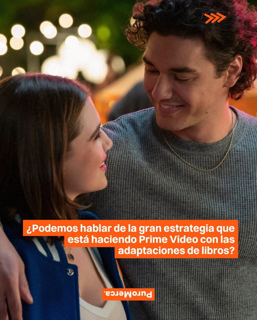 Prime lleva un bueeen rato apostando por adaptaciones de libros de romance y los números le siguen dando la razón. 📚🎬

'The Summer I Turned Pretty', 'Maxton Hall', 'The Idea of You', 'Culpa Mía' y su más reciente ‘Off Campus’ son algunos de las adaptaciones con las que la plataforma ha conectado con una comunidad que vive por los libros de romance. 👫📺

Y le ha funcionado… Solo en 2025, la tercera temporada de 'The Summer I Turned Pretty' acumuló 25 millones de vistas en sus primeros siete días y llegó al número uno en más de 120 países. 📈

Ahora con 'Off Campus', la adaptación de la saga de Elle Kennedy, la historia se repite. Desde su estreno el 13 de mayo escaló al número uno en Prime Video a nivel mundial en solo tres días, liderando en más de 20 territorios. 🏒🔥

Y aparte el impacto también se sintió en Spotify… Tras el estreno, canciones del soundtrack explotaron en reproducciones globales, con "Bed on Fire" de G Flip subiendo un 1,255% y "Hope is a Scary Thing" de Carol Ades un 919%. 🎧💌

La estrategia de Prime es clara… Una buena adaptación de un libro muy querido puede disparar los streams de la plataforma. Por eso Prime sigue ese camino con 'The Love Hypothesis', 'The Last Sunrise' y 'Fourth Wing', producida junto a la productora de Michael B. Jordan. 🎥💘📖

¿Qué opinas de las adaptaciones que ha hecho Prime Video? ¿Crees que van por buen camino? 👀🍿

📸: Amazon MGM Studios

#PuroMerca 🧡