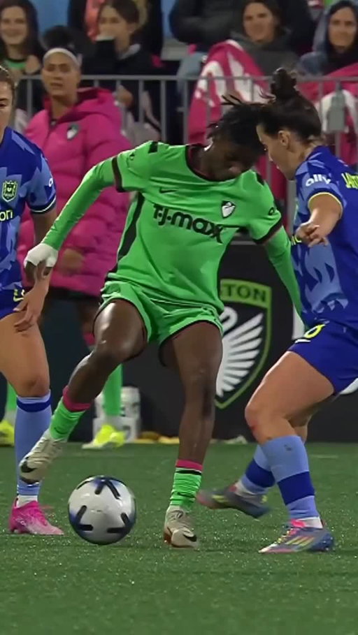 Aïssata Traoré gliding through defenders like a swan 🦢😮‍💨