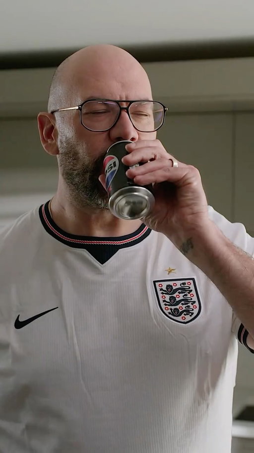 Lucky @England shirt on ✅ pep talk delivered ✅ and a chilled Pepsi Max in hand ✅ Do us proud, @England! 🧊🦁⚽️ #ThirstyForTheWin

#ad