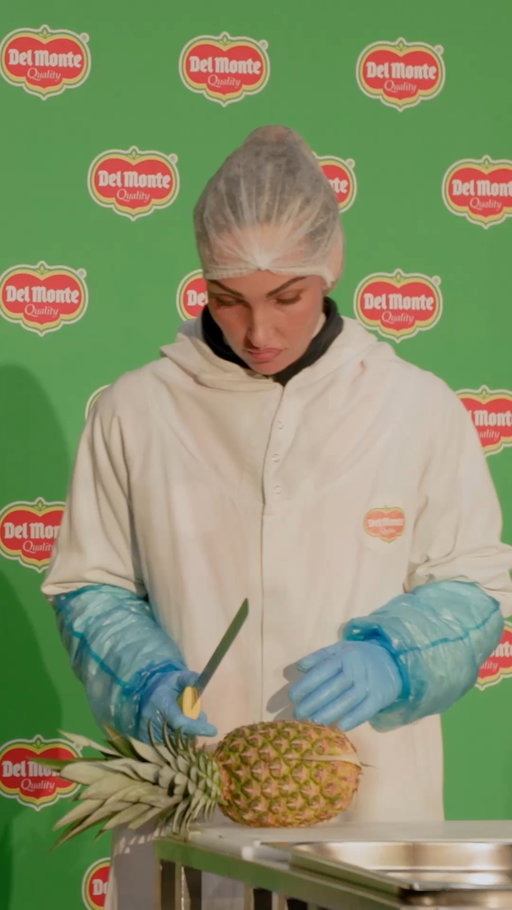 Fastest time to peel and slice a pineapple 🍍⏱️ 11.43 seconds by Dominika Gasparova with Del Monte 🇬🇧