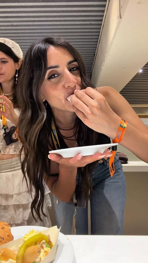 Esto es todo lo que comimos @keto_con_laura y yo en el VIP Lounge del primer concierto de @badbunnypr en España 2026 ❤️‍🔥

#badbunny #concierto #probando #comida #food