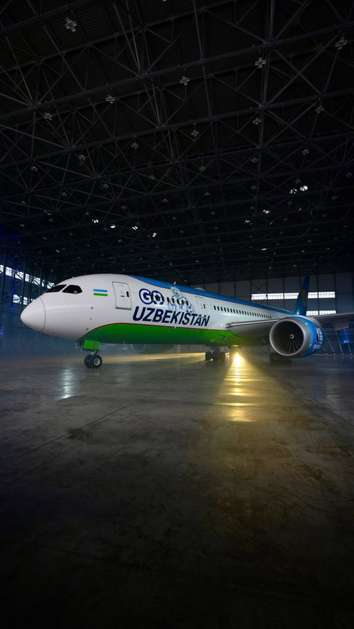 🇬🇧 OQ BOʻRI Conquers the Skies ✈️

The Uzbekistan national team is heading to the World Cup for the very first time! In honor of this momentous historical event, we have exclusively branded our flagship Boeing 787 Dreamliner 🤩

The fuselage of the airliner now proudly displays the White Wolf — a powerful symbol of strength, courage, and the profound unity of our team and millions of devoted fans. Furthermore, this captivating football atmosphere will accompany you throughout your flight:
🔹 The cabins across our entire fleet have been adorned with special themed headrests.
🔹 Passengers traveling on Tashkent – New York – Tashkent flights will be presented with exclusive amenity kits inspired by the World Cup.

Let’s check out how it went!

🇺🇿 OQ BO‘RI osmonni zabt etadi ✈️

O‘zbekiston terma jamoasi ilk bor futbol bo‘yicha Jahon chempionatiga yo‘l oladi! Ushbu tarixiy voqea sharafiga biz flagman Boeing 787 Dreamliner samolyotimizni brendlashtirdik 🤩

Samolyot fyuzelyajida endi Oq Bo‘ri – jamoamiz va millionlab sodiq muxlislarimizning kuchi, jasorati va birligining qudratli ramzi aks etgan, futbol muhiti esa parvozda ham sizga hamroh bo‘ladi:
🔹 Biz barcha havo kemalarimizning salonlarini maxsus mavzuga oid bosh qo‘ygichlar bilan bezadik.
🔹 Toshkent – Nyu-York – Toshkent yo‘nalishidagi yo‘lovchilar uchun Chempionat uslubidagi eksklyuziv yo‘l to‘plamlarini taqdim etamiz.

Noyob bort taqdimoti videosini tomosha qiling!

🇷🇺 OQ BO`RI покоряет небо ✈️

Сборная Узбекистана впервые едет на Чемпионат мира по футболу! В честь этого исторического события мы забрендировали наш флагманский Boeing 787 Dreamliner 🤩

На фюзеляже лайнера теперь красуется Белый Волк — мощный символ силы, смелости и единства нашей команды и миллионов преданных болельщиков, а футбольная атмосфера будет сопровождать вас и в полете:
🔹 Салоны абсолютно всех наших самолетов мы украсили специальными тематическими подголовниками.
🔹 Пассажирам на рейсах Ташкент – Нью-Йорк – Ташкент мы дарим эксклюзивные дорожные наборы в стилистике Чемпионата.

Смотрим как это было!