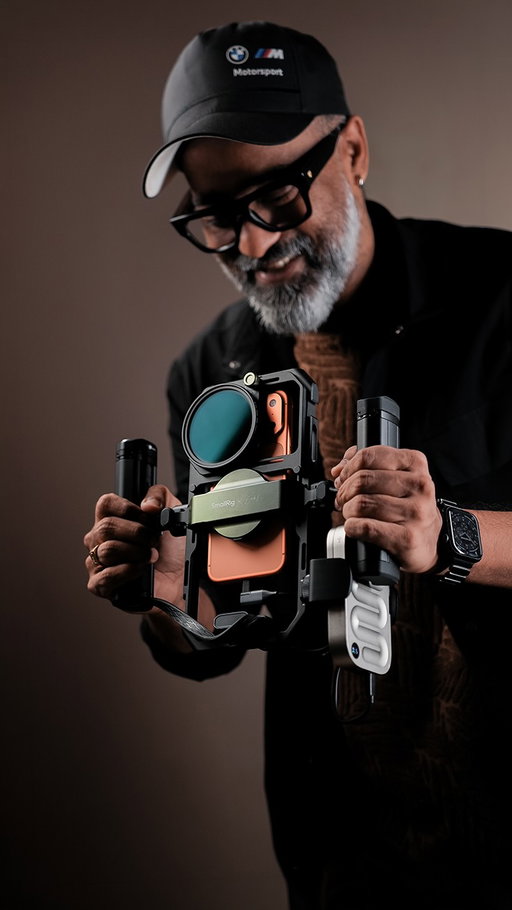 Turning my iphone into a full-on cinema rig. 
The SmallRig x Brandon Li kit is seriously next level. What do you think?
.
👉Professional Mobile Video Solution
👉Universal Mobile Video Cage
👉4-in-1 USB Hub
👉Detachable Magnetic filter mount 
👉Wireless Remote Control Module
👉Integrated M.2 SSD enclosure 
👉Tool-Free Assembly
👉Versatile Handling
.
@smallrig.global @brandon_l_li 
.
#SmallRig #phonerig #universalcage