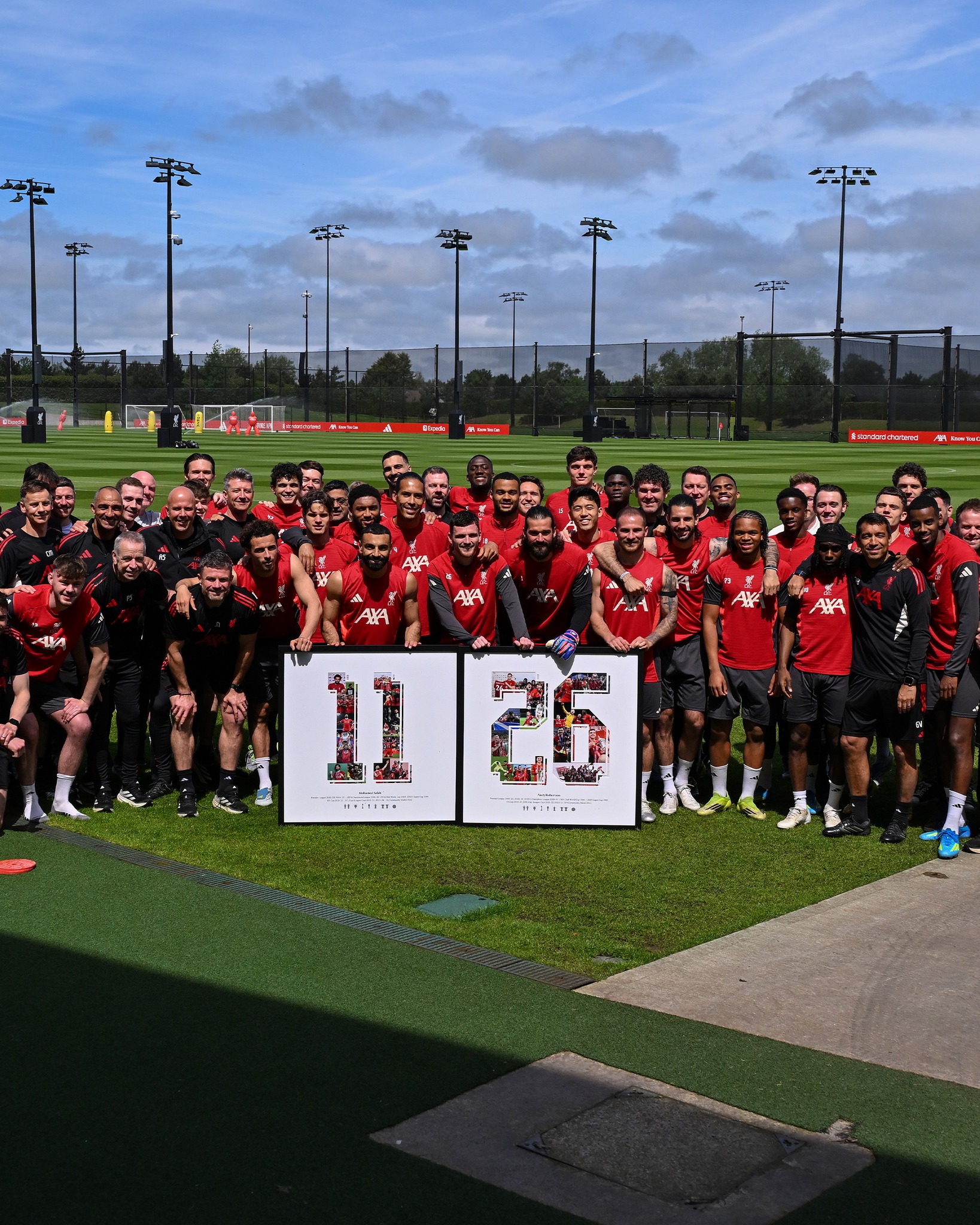 Arne Slot and the squad made a special presentation to Andy Robertson and Mo Salah before training ❤️