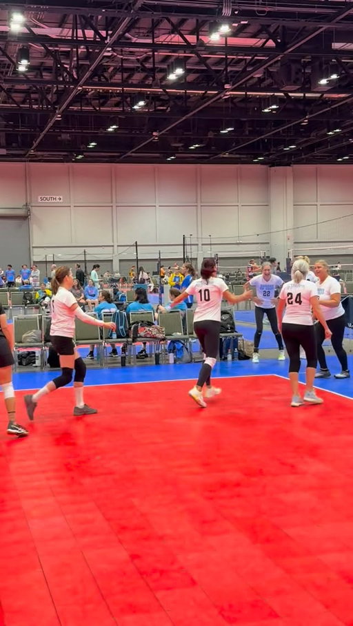 Incredible rally in the Women’s 60 Division until 23 said, enough! 🙅‍♀️

Shades of Gray showing out at Adult Open Nationals!

#usavopen