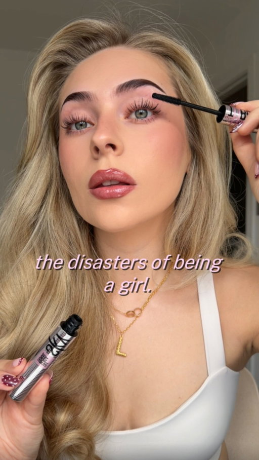 the disasters of being a girl 💔 the shower thing is my worst nightmare! 
mascara- @maybelline sky tubes tubing mascara 
lip gloss- @lorealparis plumping lip gloss in ‘worth it’ 
@makeupbymario ethereal eyes eyeshadow palette 
#makeup #beauty #relateable #girls #beautytips