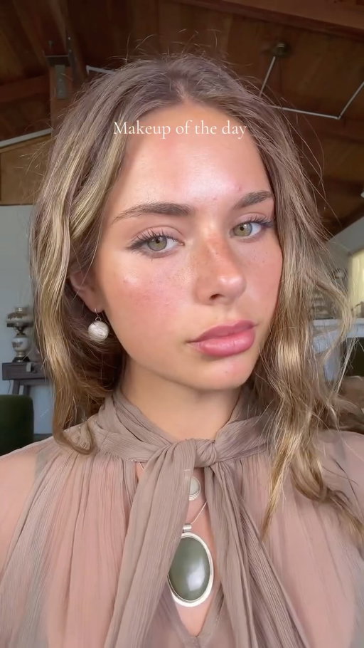Grwm<3

@charlottetilbury 
@merit 
@chanel.beauty 
@patricktabeauty 

#grwm #glowymakeup #makeuptutorial #makeupinspo #naturalmakeup