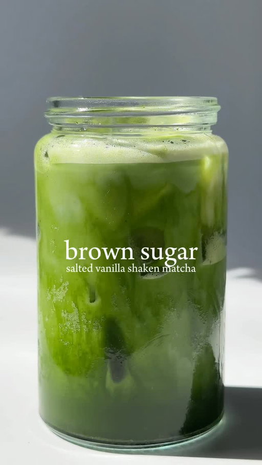 🍵🫙 brown sugar salted vanilla shaken matcha

— 2tsp matcha 
— 1tbsp brown sugar 
— 1/2 tsp vanilla extract 
— sea salt 
— 30ml water
— ice
[shake]
— more ice
— milk 

#homecafe #aestheticdrinks #brownsugar