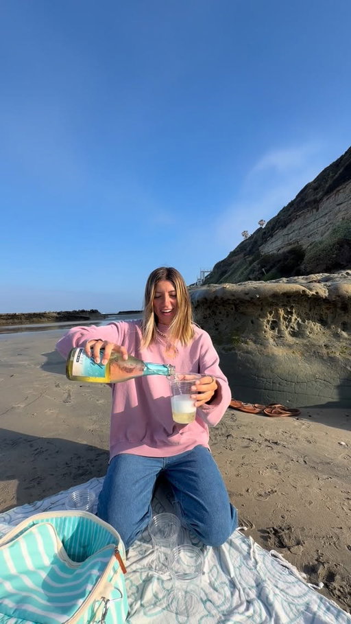 An unexpected beach day adventure with friends & new @joshcellars Seaswept Sparkling wine! #JoshCellarspartner  #21+ #DrinkResponsibly