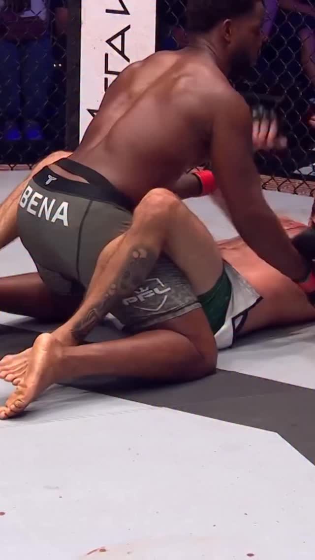 Something you don’t see everyday in MMA 

Donegi Abena takes the win over Joe Schilling due to not wanting to continue following a head butt foul 

#PFLBrussels | Prelims LIVE NOW | Main Card 3PM ET on the ESPN App