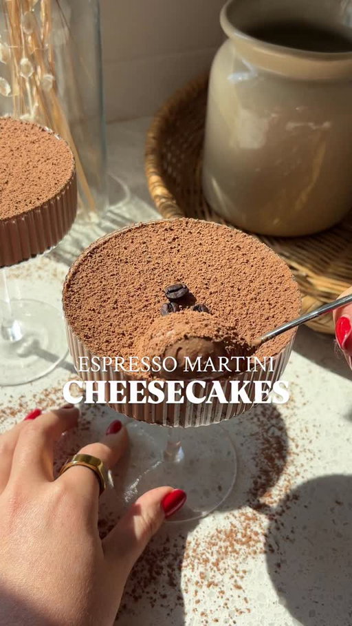 Espresso Martini Cheesecakes ☕️🍫

These are creamy, chocolatey, and coffee-infused with a crunchy Oreo base — all served in a martini glass for that extra wowwwww factor.

They’re high in protein thanks to cottage cheese, Greek yogurt, and @1upnutrition chocolate protein powder (as always code BAILS for 20% off everything), making them a deliciousss but still totally indulgent!!

Comment “recipe” and I’ll send the full recipe & macros straight to your DMs! https://basicswithbails.com/course/dessert/espresso-martini-cheesecakes/

#proteincheesecake #espressomartinis #highproteindessert #proteindesserts #easydessertrecipes