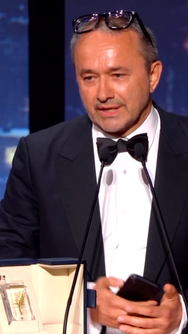 Andreï Zviaguintsev, lauréat du Grand Prix : "Des millions de gens, de part et d’autre de la ligne de contact ne rêvent que d’une chose : que les massacres cessent enfin. Et la seule personne qui puisse mettre fin à cette boucherie est le président de la Fédération de Russie. Mettez fin à ce carnage, le monde entier attend cela." 
---
Andreï Zviaguintsev, winner of the Grand Prix: "Millions of people on both sides of the line of contact dream of only one thing: that the massacres will finally stop. And the only person who can put an end to this slaughter is the President of the Russian Federation. Put an end to this carnage, the whole world is waiting for it."
 
#Cannes2026