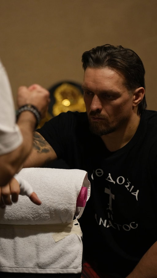 Getting ready🥊 Not much time left before the ring walk!