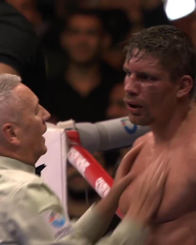 THE REFEREE JUMPS IN AND STOPS THE FIGHT IN ROUND 11 🤯🤯🤯🤯

OLEKSANDR USYK WINS! @DAZNBoxing @ringmagazine
