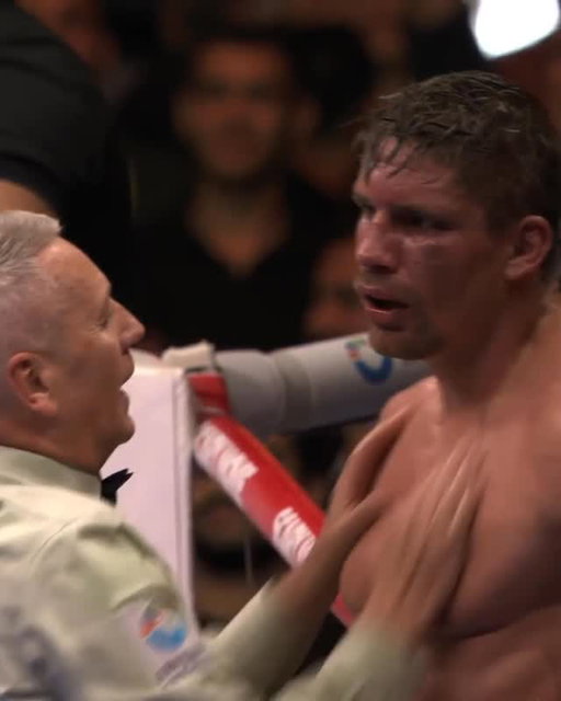 THE REFEREE JUMPS IN AND STOPS THE FIGHT IN ROUND 11 🤯🤯🤯🤯

OLEKSANDR USYK WINS! @DAZNBoxing @ringmagazine